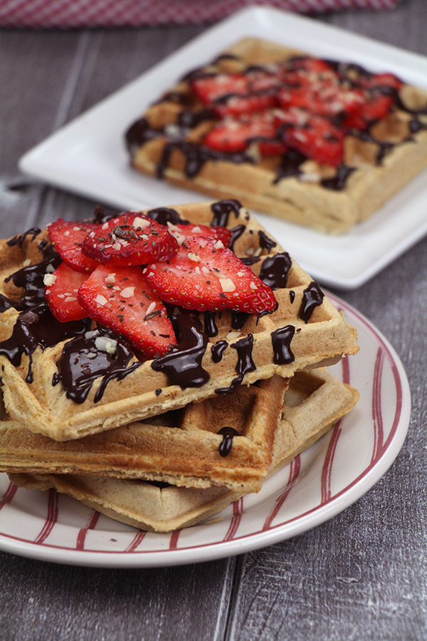 Gofres O Waffles Saludables Con Fresas Y Nutella Healthy | Virutas De Limón